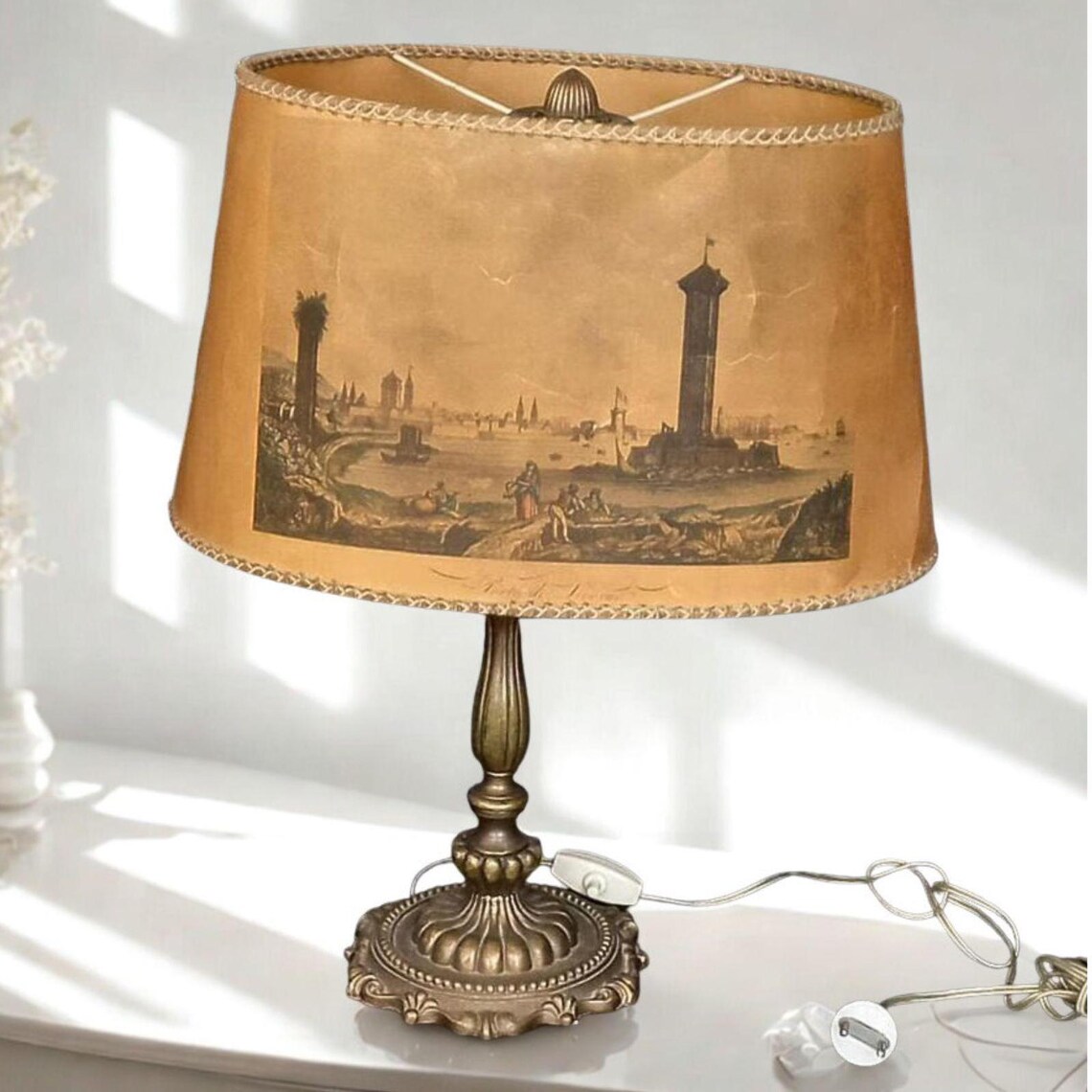 Rare Vintage Italy 1930-40s 45 cm Ormolu Brass lamp Brass decorated Home decor Desk Bedside Vintage table lamp Antique lampshade, foto 1 di 5