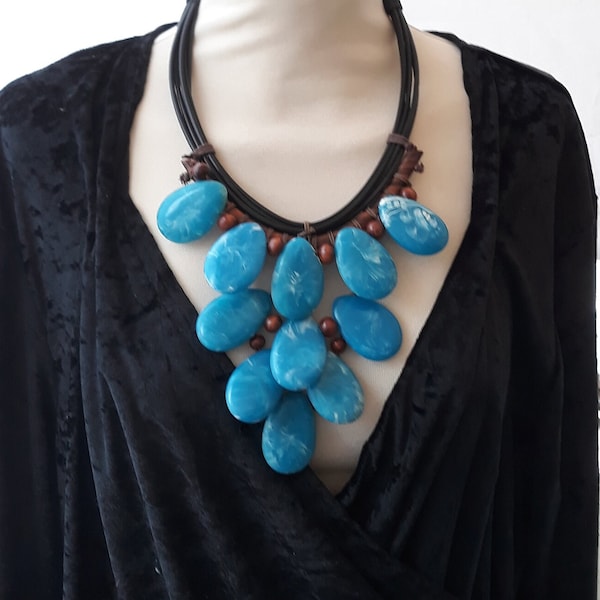 Vintage Italia Collar hecho a mano Madera y alambre de plástico Bleu Color Collar Accesorios para mujeres Vintage Italian Costume Jewelry Regalo de Navidad