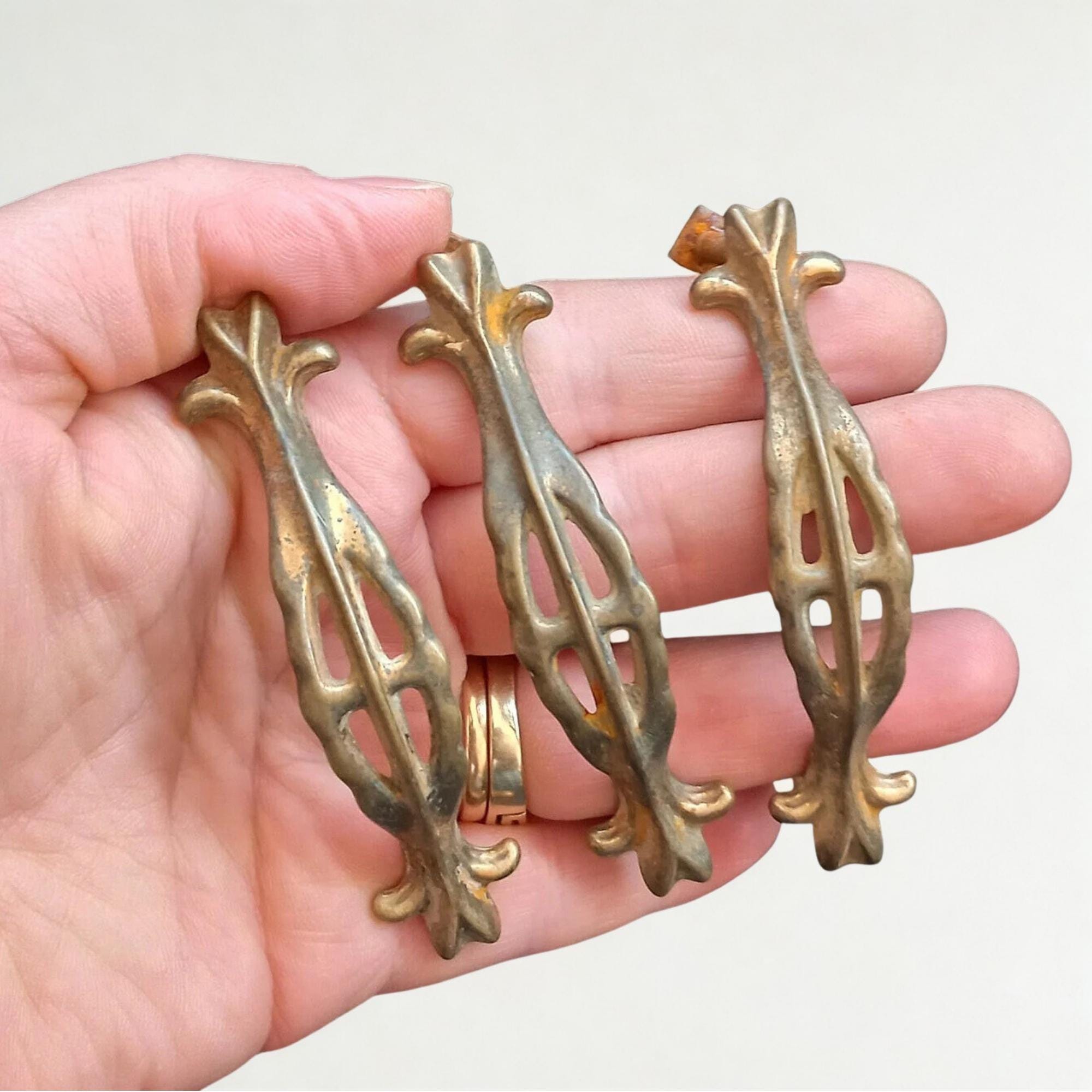 900年代初頭の3個セットのハンドル。非常に古くて使い古された