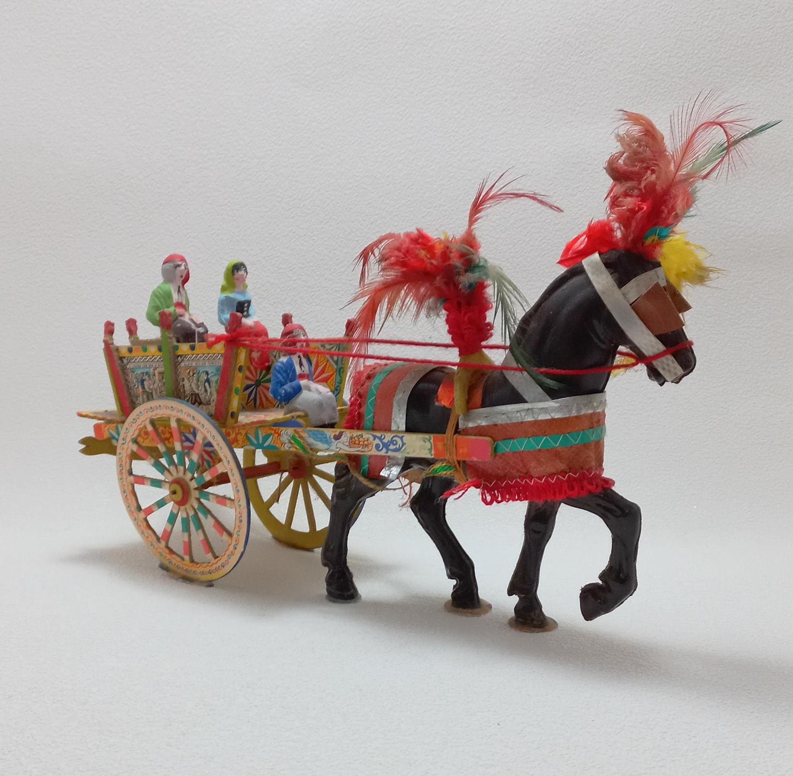 Carretto Siciliano con Cavallo 100% Artigianale in Legno, decori in tessuto e piume, con 4 opzioni misura (1 unità) - L 27 cm x h 20 cm