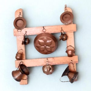 Estante de madera vintage para platos, ollas antiguas de cobre, miniaturas, estante rústico, decoración de cocina, decoración rústica de granja para colgar en la pared.