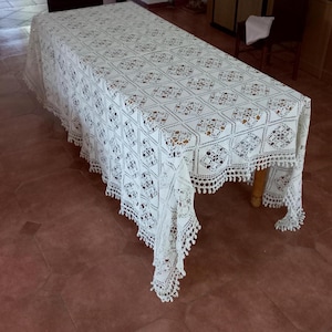 Very large 96.4&quot;x76.7&quot;Tablecloth entirely crocheted Cream white Embroidered flowers Rectangular tablecloth Vintage Italy Vintage table linen