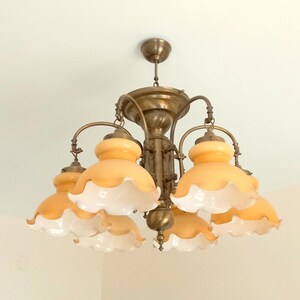 Riesige Tole italienische 6 Lichter Anhänger Lampe Messing Opal Glasbecher Vintage Messing Kronleuchter