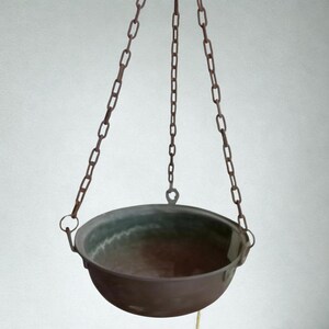 Caldero de cobre antiguo, olla antigua hecha a mano, cocina italiana antigua, decoración rústica, campo