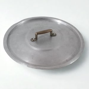 Tapa de aluminio antigua con asa de latón. Accesorios decorativos vintage de los años 50 para cocinas rústicas. Utensilios de cocina de aluminio. Italia.