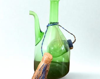 Decantador de vino vintage de cristal verde Empoli con compartimento para hielo - Jarra italiana moderna de mediados de siglo, soplada a mano - Artículos de bar con borla de rafia original