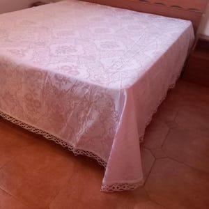 Vintage 1970s bedspread in pink with the words &quot;Sweet Dreams&quot; Silk and cotton brocade bedspread Pink and white cotton trimmings
