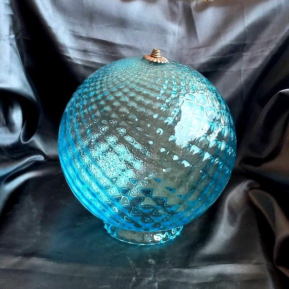Große mundgeblasene Glaskugel. Blaue Farbe. Messingoberflächen Kronleuchterbecher Ersatzteile für Lampen oder Kronleuchter in Form einer Kugel. Mundgeblasenes Glas
