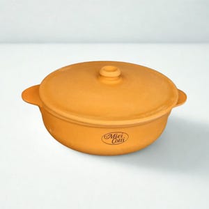 Peut inclure: Ensemble de trois tasses en céramique avec une finition mate et mouchetée. Les tasses sont de couleur crème, gris clair et gris foncé. Chaque tasse a un design simple et minimaliste.