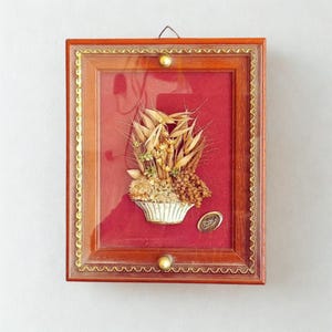 珍しいドライフラワーアレンジメント。サイン入りの花が入った小さな絵。木製フレーム。真鍮のノブが付いた鉛ガラス。ヴィンテージ装飾。壁に掛けられます。