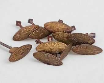 Poignées de tiroir en laiton italien des années 1950 - Motif floral, style ancien.