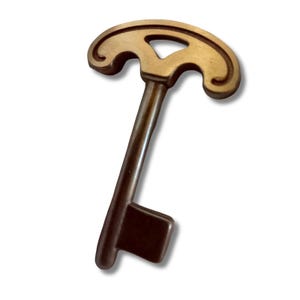 Könnte beinhalten: Ein bronzefarbener Schlüssel mit dekorativem Griff und rechteckigem Bart, vor weißem Hintergrund. Der Griff hat ein offenes Design. Der Schlüssel hat eine Vintage- oder Antik-Ästhetik.