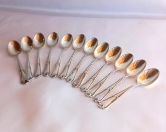 Raro set di 12 cucchiai italiani in argento massiccio 800 - Punzonati e testati con acido - Design rococò decorato - 144 g Argento - 10,5 cm