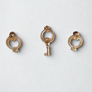 Seltene Set Schubladengriffe mit Schlüssel Vintage Italien Messing Schublade Griffe Schlüssel Messing Sammlerstück Antike Möbel Restaurierung Vintage Messing