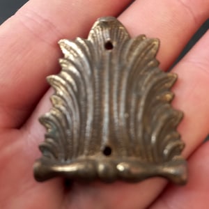 Friso raro en latón bruñido Herrajes recuperados Decoración de pie de mueble de los años 50 Restauración vintage Marco de latón trabajado Frisos para sillas