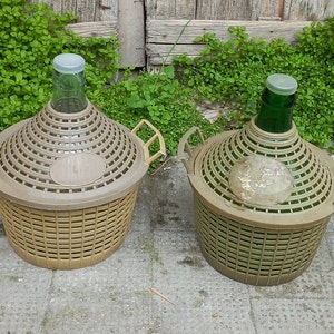 Seltener alter Demijohn 5 Liter Auswahl an weißem oder grünem Glas Kunststoffabdeckung Antike Weinflaschen Glasballon Antiker Korb Handgemacht