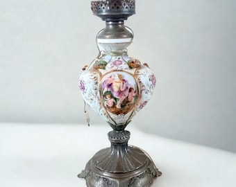 Antiek, wit messing en capodimonte-porselein met engeltjes, tafellamp jaren 30/40, vintage Italiaanse verlichting. Zonder lampenkap