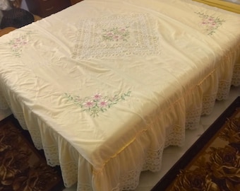 Bride Gift Bedspread in silk satin veil and lace Embroidered with flowers Vintage bedspread with flounces Antique wedding set Vintage 70s