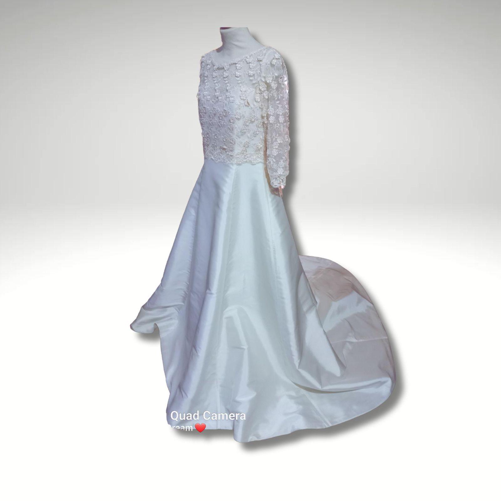 Brand New Wedding dress Exclusive model Tailored satin and lace dress Cream color Vintage Wedding dress Lined Size 44 Atelier dress Italian