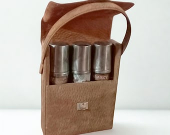 Exclusivo set de regalo vintage con 3 petacas. Muy usadas, con signos de uso. Estuche de cuero para bar de viaje. Petaca de whisky y ginebra vintage de los años 40. Artículo de colección.