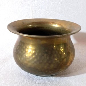Piccola ciotola Piccola fioriera in ottone cesellato a mano Mini vaso per composizioni floreali Decorazione rustica