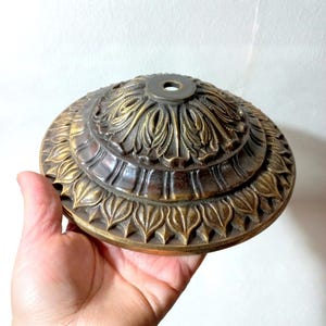 Zware antieke bronzen plafondkap. Diameter 19,5 cm Verlichtingscomponenten. Restauratie kroonluchter. Vervangende onderdelen. Bevestiging voor plafondlamp.