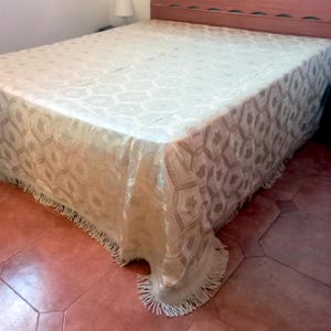 Antique bedspread in hand-woven Venetian Silk Brocade Beige-gold color with flowers Bedspread Baroque Style Precious Damask bed cover