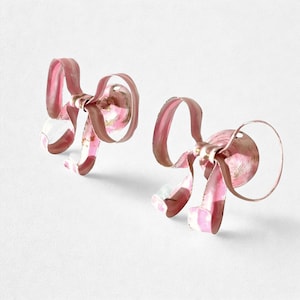 Par raro de ganchos de parede vintage italianos em metal rosa com laço - Decoração Shabby Chic Coquette - Ganchos de ferro forjado maciço - Conjunto de 2