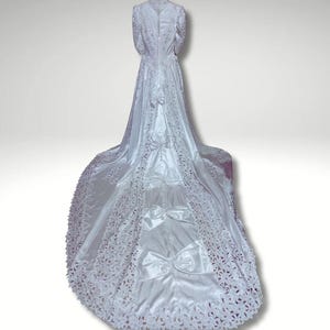 Vintage wedding dress Made in Italy Dress with embroidered appliques Long train Puff sleeves Princess dress Tailored dress