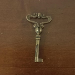 Seltener 1950er Vintage Italien Sammler-Skelett-Schlüssel, verzierter, gemusterter Kleiderschrankschlüssel, Messingschlüssel, Vintage-Rüstung, Schubladenschlüssel Gelenkschlüssel aus Messing