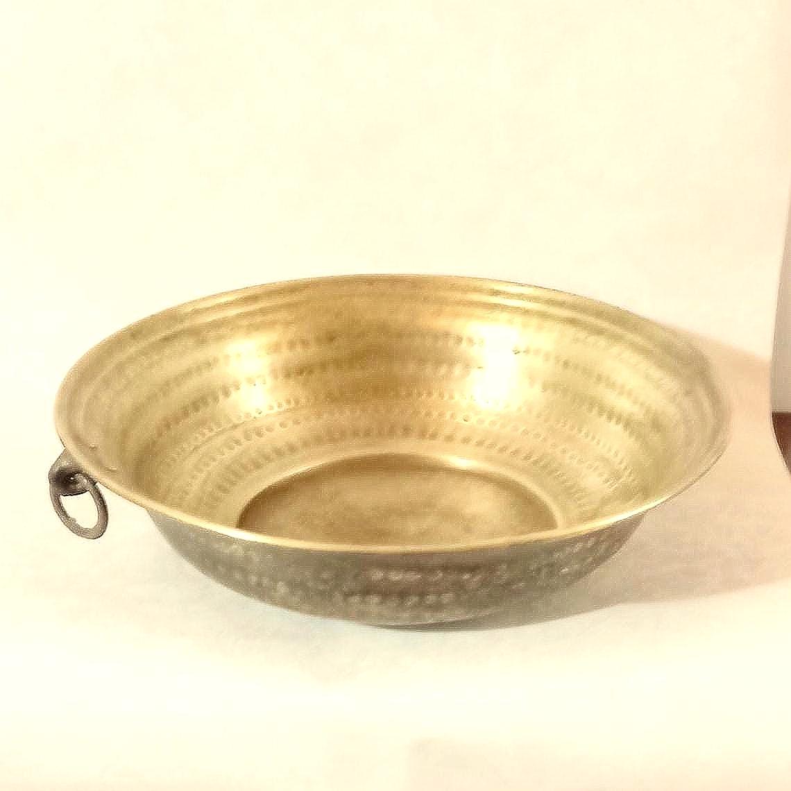 希少な1900年代初頭の大きな手彫りの真鍮製洗面器。非常に使い古された