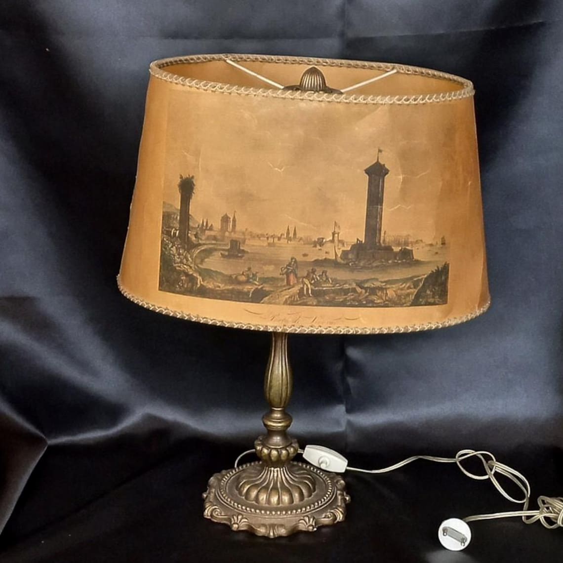 Rare Vintage Italy 1930-40s 45 cm Ormolu Brass lamp Brass decorated Home decor Desk Bedside Vintage table lamp Antique lampshade, foto 2 di 5