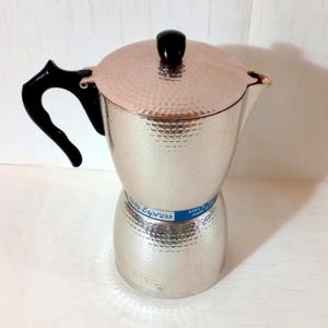 Rara cafeteira "Nova Espress" de alumínio puro, com capacidade para 12 xícaras e numeradas. Fabricada na Itália. Cafeteira vintage.