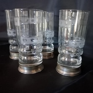 Op de afbeelding: Een set van drie keramische mokken met een gespikkelde, matte afwerking. De mokken zijn in de kleuren crème, lichtbruin en donkerbruin. Elke mok heeft een eenvoudig, minimalistisch ontwerp en een afgeronde handgreep.