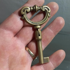 Seltener 1950er Vintage Italien Sammler-Skelett-Schlüssel, verzierter, gemusterter Kleiderschrankschlüssel, Messingschlüssel, Vintage-Rüstung, Schubladenschlüssel Gelenkschlüssel aus Messing