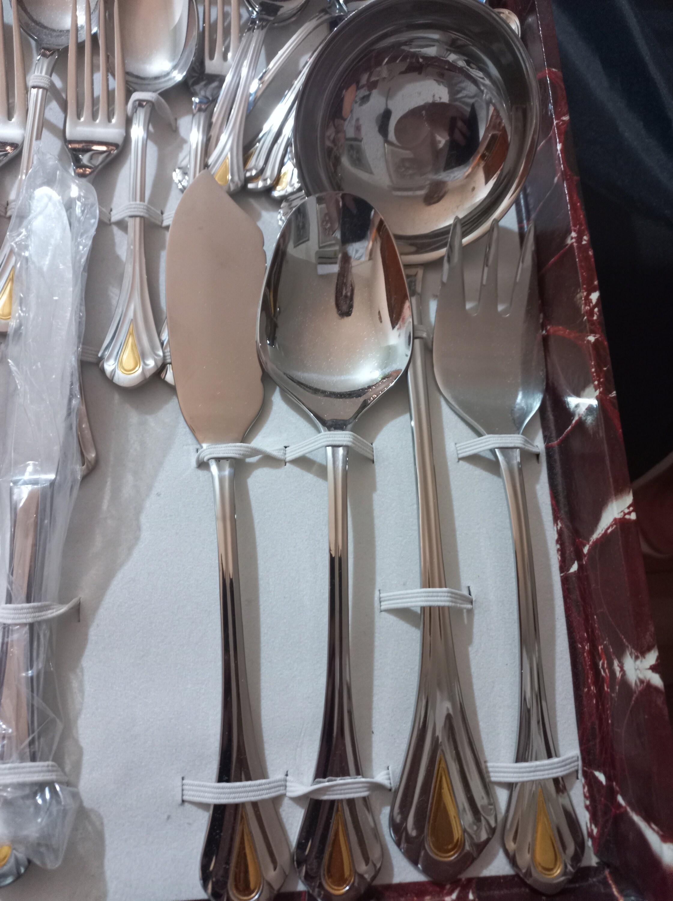 Gottinghen Italy 14 pc 18/10 Stainless/24K Gold plated Cake