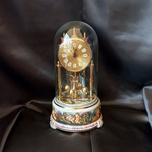 Rare horloge de table en forme de cloche Porcelaine Capodimonte Chérubins des années 1950 Made in Italy Mécanisme à quartz À entretenir Ne fonctionne pas Paysage hivernal