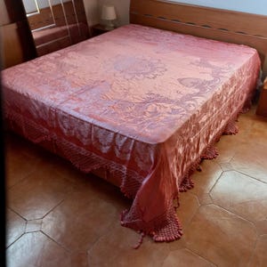 Precious Silk Damask bed cover With small weaving defects  Decorated Baroque style, Pink color, Flower decorations, Hand-knotted trimmings