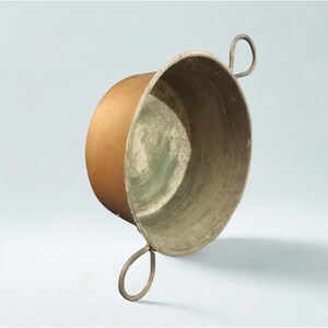 Antico calderone di rame, fatto a mano, antico vaso di rame, vecchia pentola da cucina italiana, arredamento rustico, ristorante di campagna, vaso per piante antico