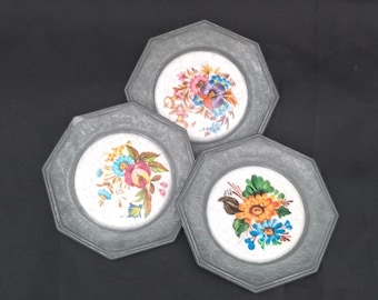 Set 3 Piatti Decorativi in Ceramica Artistica da Appendere con Fiori Piatto in Peltro Cornice in Peltro Decorazioni da Appendere a Parete Casa Cucina Antiquariato Italiano