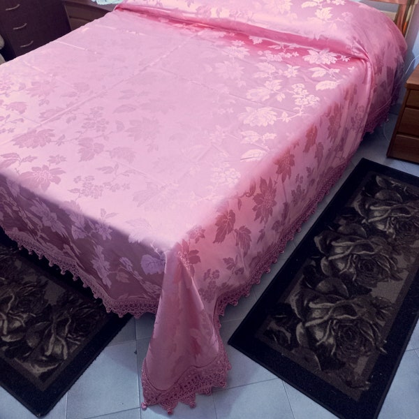 Tout nouveau couvre-lit Precious Damask Décoré de style baroque Couleur rose Décorations florales Garnitures nouées à la main Couvre-lit en soie