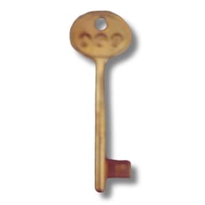 Könnte beinhalten: Ein Schlüssel im Vintage-Stil in warmem Goldbraun. Der Schlüssel hat einen abgerundeten Kopf mit einem kleinen Loch und drei dekorativen Kreisen sowie einen langen, schlanken Schaft. Das Design deutet auf ein antikes oder dekoratives Objekt hin.