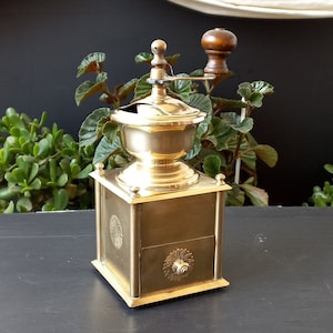 Vintage Italy 1,500kg Large Grinder Coffee Brass Italian Antiques Antique Kitchen Utensils Coffee Mill Decorative Objects Rustic Decor Bar
