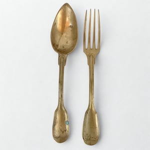 Juego de 2 piezas de cubiertos antiguos de latón. Juego de cuchara y tenedor de finales del siglo XIX. Latón macizo. Cubiertos personalizados "G.P." Servicio de mesa.