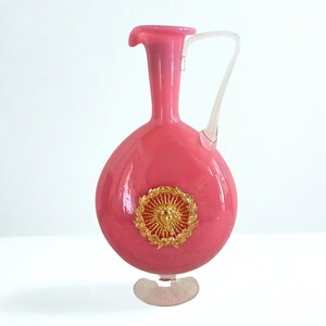Carafe en verre opalin des années 50 : décor méduse rose et or