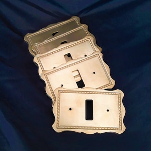 Vintage Italia 1950 Brass Switch Plate Cover per interruttore della luce Piatto in ottone decorato Made in Italy Decorazioni murali Decorazioni per la casa
