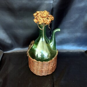 Decantador de botellas vintage italiano de los años 60 con cámara de hielo, botella de vino cubierta de mimbre de vidrio verde, nevera vintage, vajilla moderna de mediados de siglo
