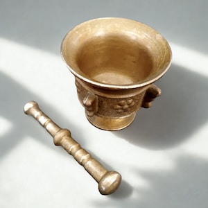 Mortero y maja miniatura de latón vintage - Decoración de boticario pequeña de bronce estilo antiguo - Molinillo de especias ornamental de alquimista - 6 cm
