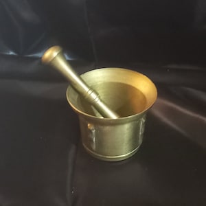 Mörser aus reinem Messing Handgefertigt Schweres Messing Messingmörser mit Stößel Vintage Italien Messingschale Für die Herstellung von Pesto Alte italienische Traditionen