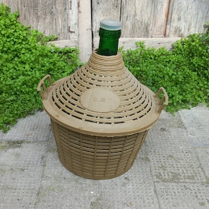 Seltene alte Demijohn 10 Liter Grünes Glas Plastikabdeckung Antike Weinflaschen Glas Demijohn Antiker Korb Handgemachte rustikale Dekoration Bauernhaus